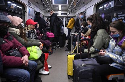 Personas con bolsas y maletas en el metro en Kiev, esta mañana. El servicio de emergencia estatal de Ucrania asegura que se lanzaron ataques contra 10 puntos ucranios, principalmente en el este y sur del país.