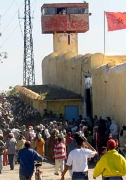 Una multitud se congrega ante la cárcel de Sidi Mussa ayer en El Jadida.