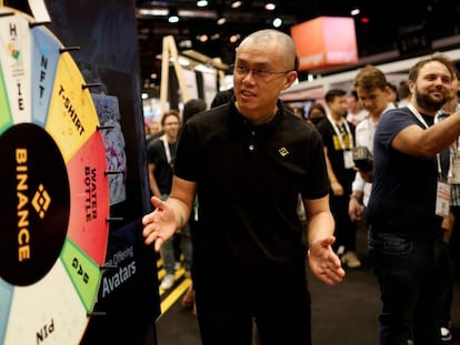 Changpeng Zhao, fundador y CEO de Binance, la mayor plataforma cripto del mundo, junto a una ruleta de premios.