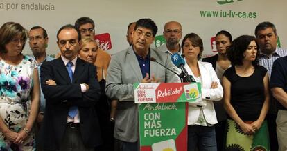 El vicepresidente de la Junta, Diego Valderas, y otros representantes de IU, esta mañana.