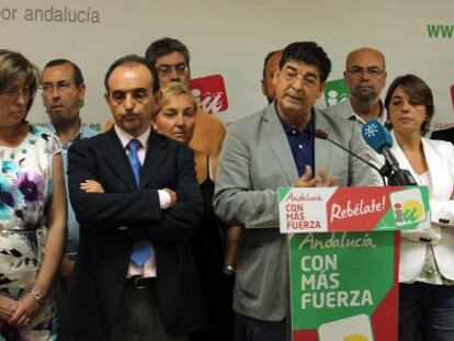 El vicepresidente de la Junta, Diego Valderas, y otros representantes de IU, esta ma&ntilde;ana.