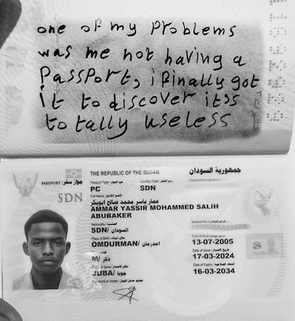 El pasaporte de Ammar Yassir con el mensaje “Uno de mis problemas era no tener pasaporte, y ahora que lo tengo me doy cuenta de que no sirve para nada”. Pieza para la serie 'I Will Never Find Home'