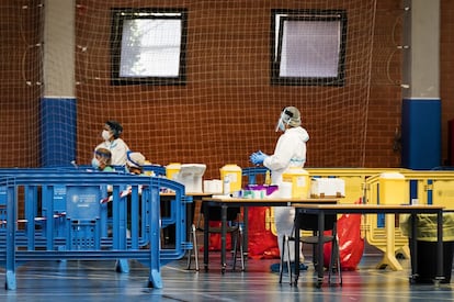 Sanitarios dispuestos a hacer las pruebas de PCR en el polideportivo de la Politécnica.