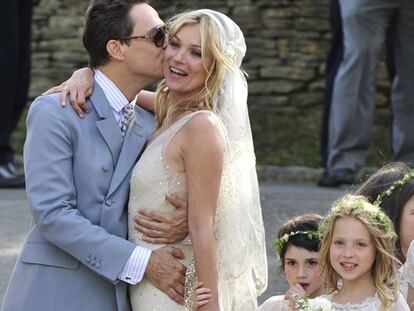 Jamie Hince y Kate Moss el día de su boda.