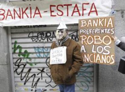 Colectivos afectados por la venta de participaciones preferentes se concentran para protestar a las puertas de la Audiencia Nacional, durante la declaración del expresidente de Bankia y ex director gerente del Fondo Monetario Internacional (FMI), Rodrigo Rato. EFE/Archivo