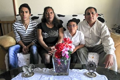 Julio C&eacute;sar Mostacero con su familia, en su casa situada en el municipio de Legan&eacute;s.