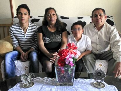 Julio César Mostacero con su familia, en su casa situada en el municipio de Leganés.