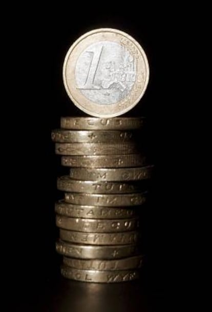 Una columna de monedas de euro. EFE/Archivo]