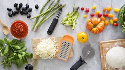 Con mango antideslizante y cuchilla de acero inoxidable para pelar frutas y verduras fácilmente.