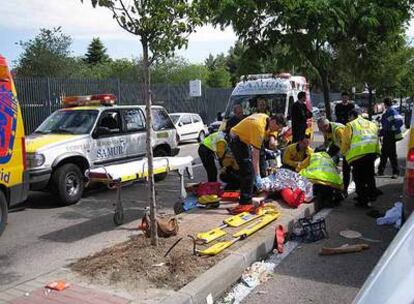 Los servicios de Emergencias atienden a la mujer.