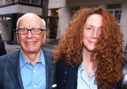 El dueño de News Corp, Ruperto Murdoch, junto a la directora del grupo, Rebeka Brooks, ayer, en Londres.