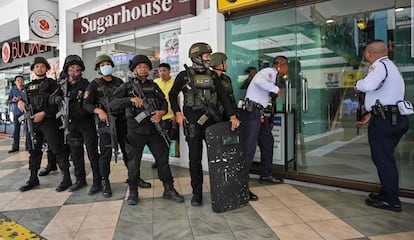 Policías se preparan para entrar en el centro comercial de Manila.