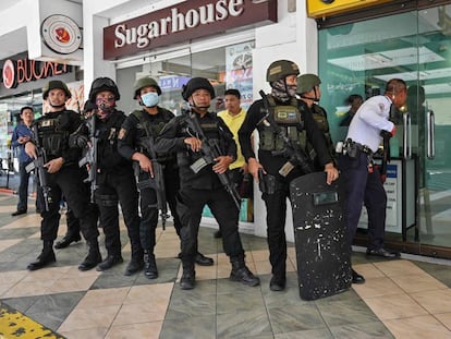 Policías se preparan para entrar en el centro comercial de Manila.