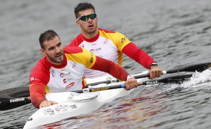 Cristian Toro (d) con Saúl Craviotto en el Mundial de Duisburg de 2016.