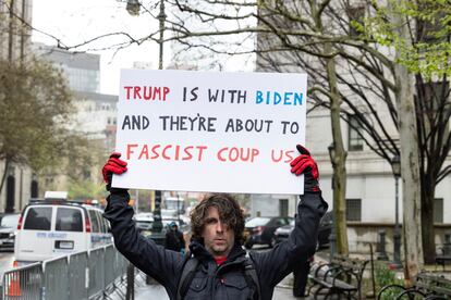 Max Azzarello, de St. Augustine (Florida), la víspera de prenderse fuego el viernes frente al tribunal de Nueva York donde se celebraba el juicio contra Donald Trump. "Trump está con Biden y están a punto de darnos un golpe fascista", dice su pancarta.