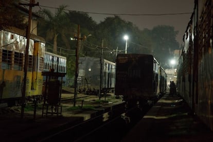 Durante la noche, una hora antes de partir y con el tren aún sin formar, los pasajeros que quieren asegurar su asiento llenan los vagones que sospechan serán los elegidos.