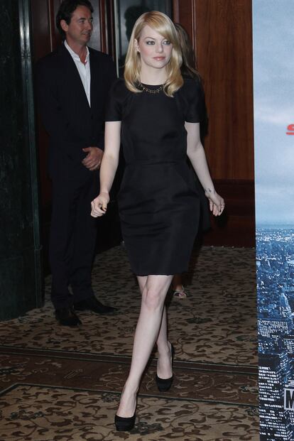 Y un vestido de cóctel negro de Martin Grant y collar de Jennifer Meyer.