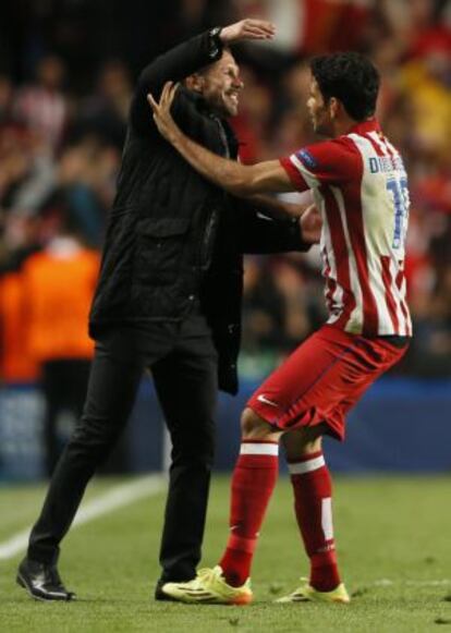 Simeone y Costa celebran el 1-2 