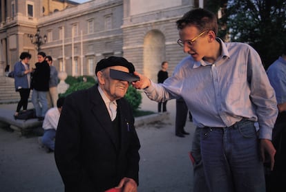Un joven sujetaba un trozo de radiografía a un anciano para contemplar un eclipse parcial en Madrid, en 1994. Los expertos advierten de que estos métodos caseros de protección nunca deben usarse, pues aumentan el riesgo de lesiones oculares.