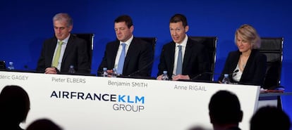 El consejero delegado de Air France-KLM, Benjamin Smith (centro derecha), el presidente de KLM Pieter Elbers (segundo por la izquierda), la consejera delegada de Air France Anne Rigail (derecha) y el director financiero de Air-France KLM Frederic Gagey (izquierda) 