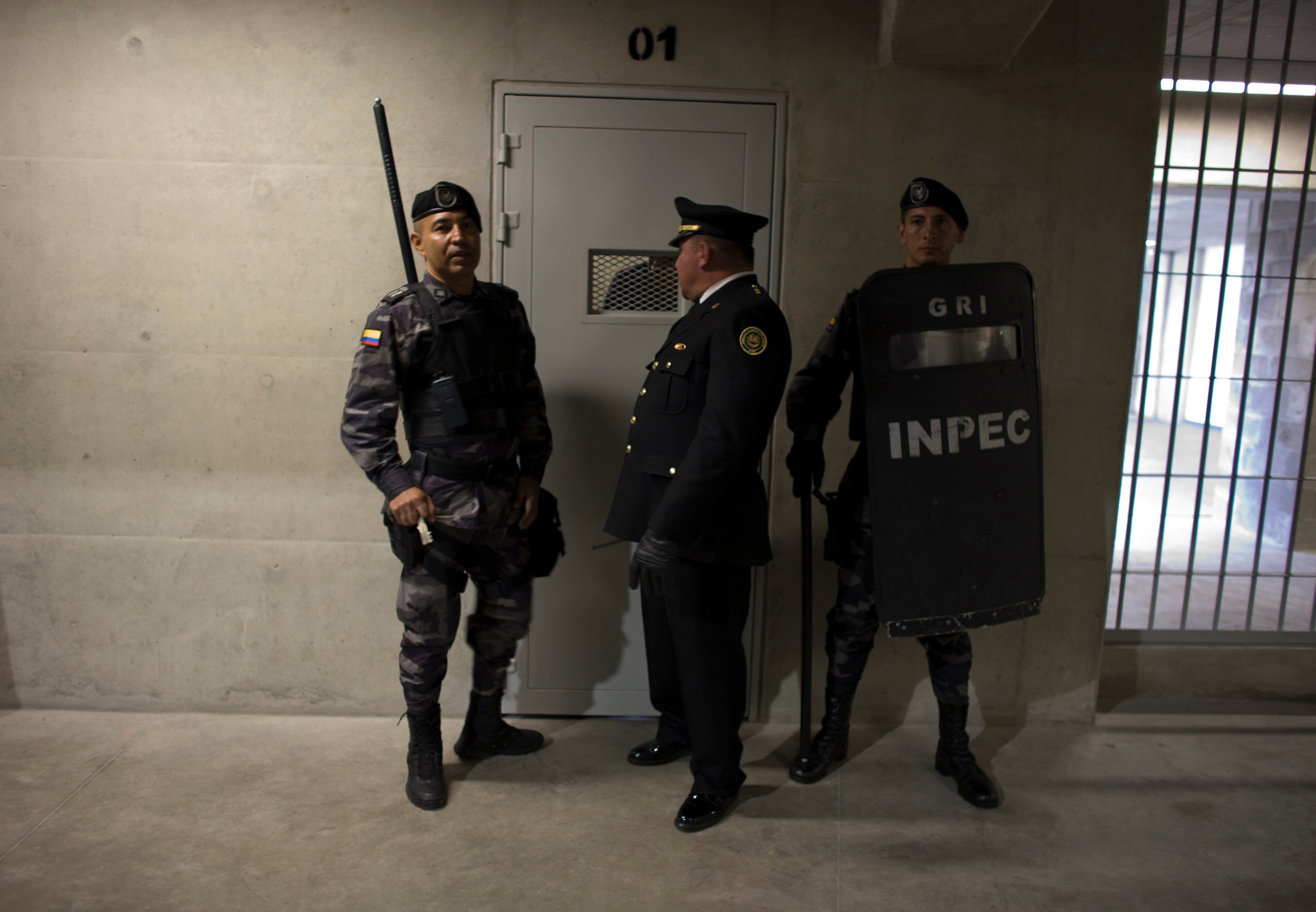 Agentes del INPEC durante un tour de prensa de la prisión La Picota en Bogotá, en 2011.