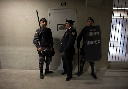Agentes del INPEC en la cárcel de La Picota en Bogotá, en una imagen de archivo.
