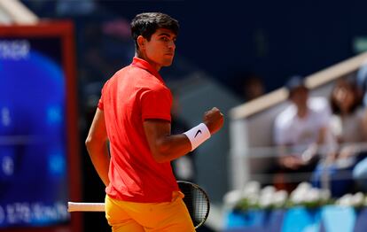 Alcaraz celebra un tanto ante Djokovic.