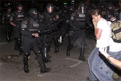 Policías antidisturbios disuelven una manifestación contra Bush en Oregón.