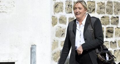 Marine Le Pen, presidenta do Frente Nacional (FN) francês, a sua chegada nesta segunda-feira a uma reunião de seu partido em Nanterre.