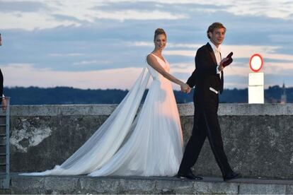 Beatrice Borromeo, con su vestido de Armani, y Pierre Casiraghi en su boda religiosa celebrada en Italia.