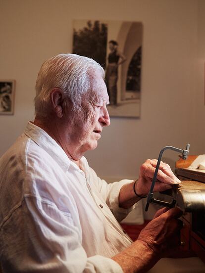 Albert Coll en su casa con parte de su material de trabajo.