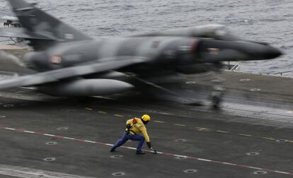 Un avi&oacute;n franc&eacute;s despega de la cubierta del portaaviones Charles de Gaulle, en el Golfo P&eacute;rsico. El buque franc&eacute;s forma parte de una coalici&oacute;n encabezada por Estados Unidos en la lucha contra el Estado Isl&aacute;mico.