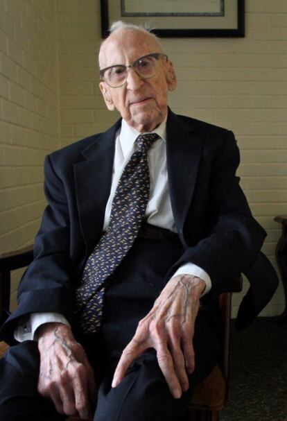 Walter Breuning de 114 años durante una entrevista con 'Associated Press` en su residencia de ancianos Arco Iris en Montana