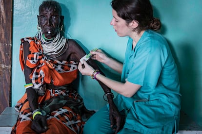 Una voluntaria del proyecto Situp atiende a una paciente en Turkana (Kenia).