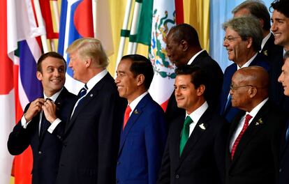 De izquierda a derecha, Emmanuel Macron, Donald Trump, el presidente indonesio Joko Widodo, el presidente mexicano Enrique Pena Nieto y el presidente de Sudáfrica Jacob Zuma posan para una foto de familia de los participantes en la cumbre del G20.