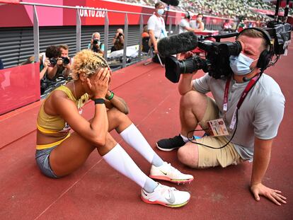 Un cámara graba a la atleta alemana Malaika Mihambo tras ganar la medalla de oro en la final de salto de longitud este martes.