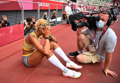 Un cámara graba a la atleta alemana Malaika Mihambo tras ganar la medalla de oro en la final de salto de longitud este martes.