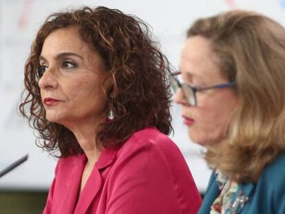 La ministra Portavoz y de Hacienda, María Jesús Montero (izquierda) y la vicepresidenta tercera y ministra de Asuntos Económicos y Transformación Digital, Nadia Calviño.