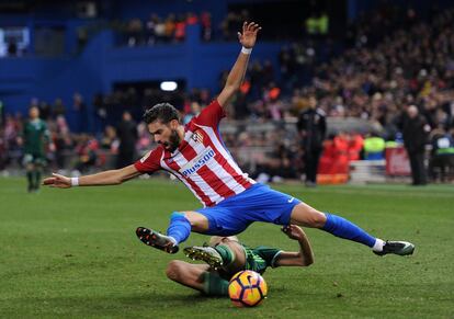 Yannick Ferreira-Carrasco, cae tras una entrada de Daniel Ceballos en un momento del partido