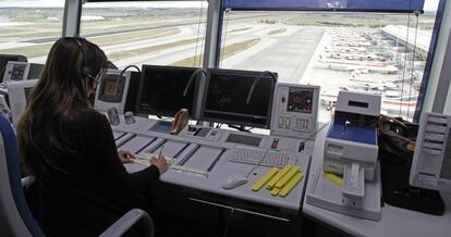 Una controladora en la torre del aeropuerto madrile&ntilde;o de Barajas.