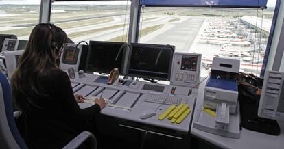 Una controladora en la torre del aeropuerto madrileño de Barajas.