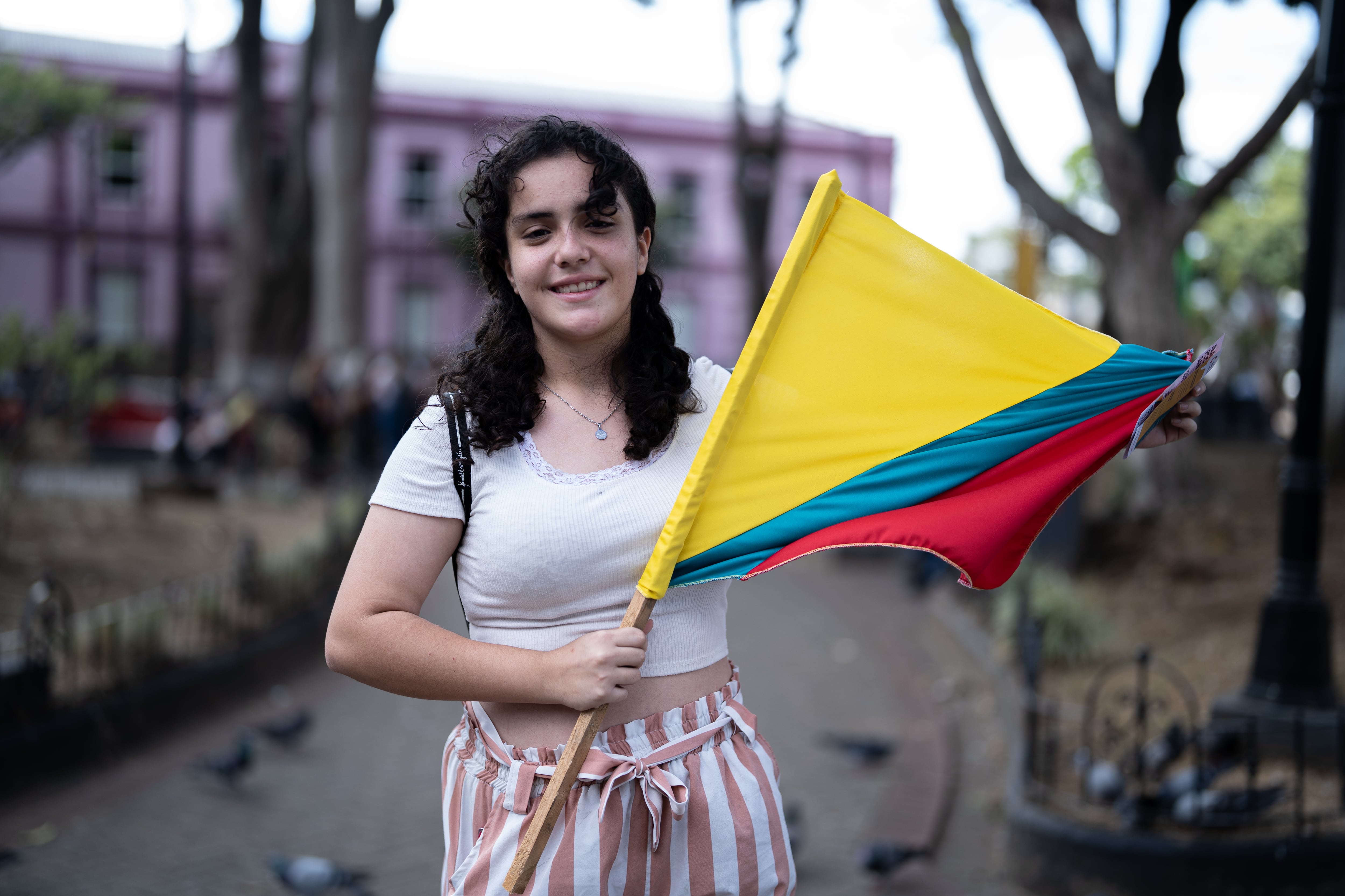 Carla Miranda con una bandera de la Coalición Agenda Ciudadana, en Alajuela, este sábado.