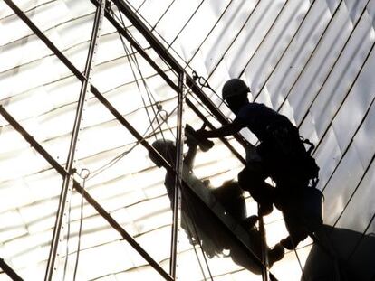 Un operario saca lustre a la fachada del museo Guggenheim de Bilbao