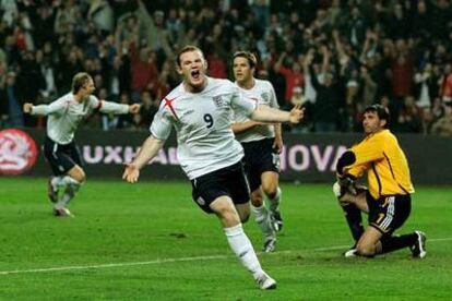 Rooney celebra como Beckham, ante Owen y Abbondanzieri, el primer gol inglés.