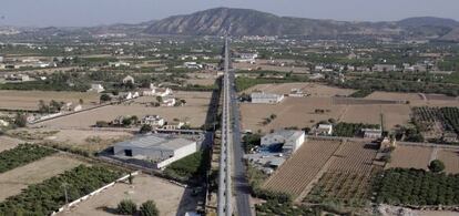 Conducción del trasvase Tajo-Segura a su paso por Orihuela.