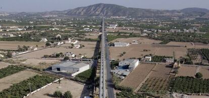 Conducción del trasvase Tajo-Segura a su paso por Orihuela. 