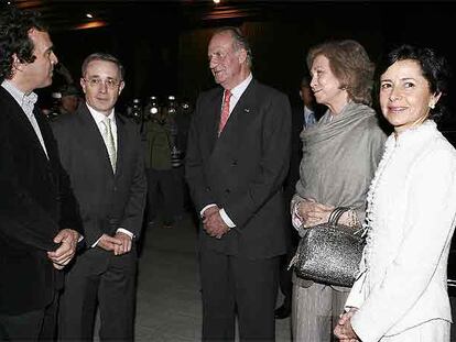De izquierda a derecha, el alcalde de Medellín, Sergio Fajardo; el presidente de la República de Colombia, Álvaro Uribe; don Juan Carlos y doña Sofía, y la esposa del mandatario colombiano, Lina María Moreno, en Medellín.