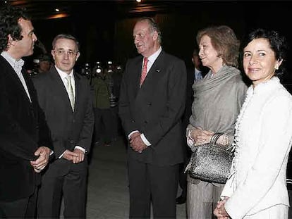 De izquierda a derecha, el alcalde de Medellín, Sergio Fajardo; el presidente de la República de Colombia, Álvaro Uribe; don Juan Carlos y doña Sofía, y la esposa del mandatario colombiano, Lina María Moreno, en Medellín.