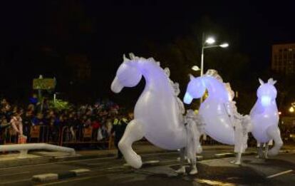 Blancos caballos hinchables en otro momento de la Cabalgata de Valencia.