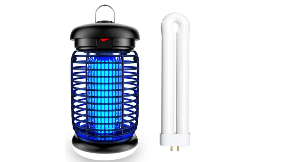 La luz led que usa esta lámpara antimosquitos es de color blanco.